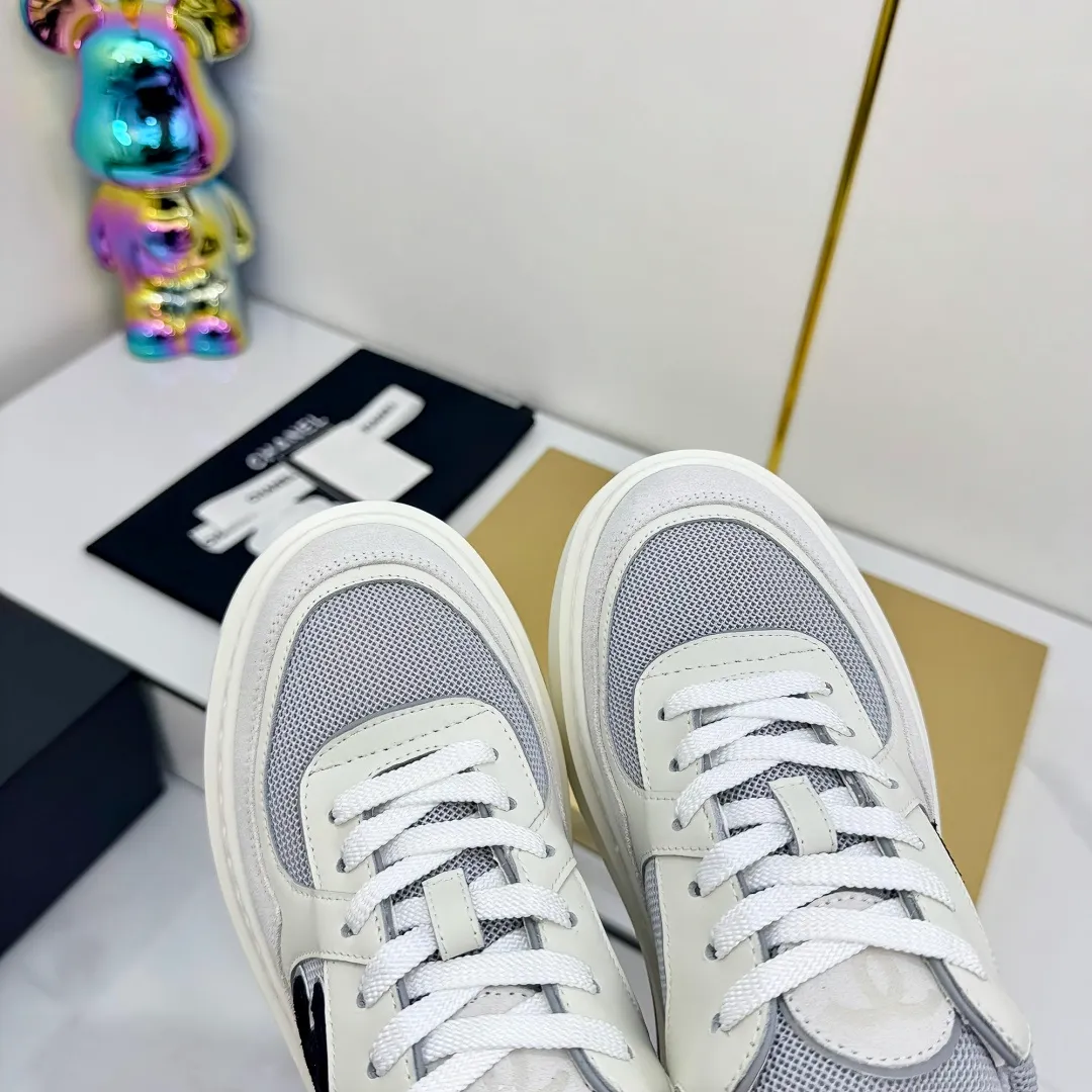 👟👟Ex-factory price 680👟👟 Upgraded version, upgraded version, upgraded version! No rebuttal accepted! ! ! ! Chanel Chanel panda shoes! 2025 counter's top casual sports shoes. This classic design; the upper is electro-embroidered with a variety of techniques; the outsole is fashionable and sporty; the unusual inclusion of a variety of color matching elements... The diversified mix and match is very good-looking and versatile, and can be used for leisure, fashion, sports, and outdoor... ꫛꫀꪝ Go➫ Materials: ❶Upper made of: original imported first-layer silk cowhide + original waterproof cloth + original first-layer cowhide ❷Inner lining: Original Yangli+Net ❸Outsole based on: Original TPU combination outsole Counter boutique packaging complete set for women 35–41 👉 👉 👉 👉 👉 👉 👉